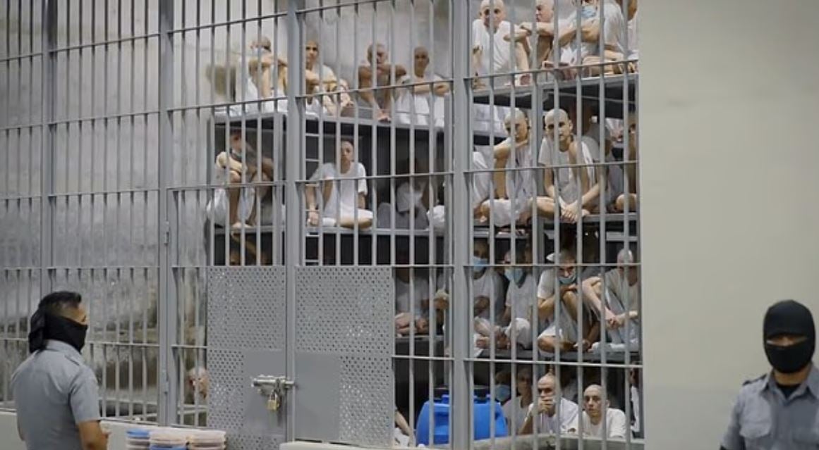 Ελ Σαλβαδόρ: Απέλαση Βρετανού δημοσιογράφου από την πιο αυστηρή φυλακή – Ζήτησε πληροφορίες για τις σκληρές συνθήκες και σταμάτησαν το γύρισμα 5 Ελ Σαλβαδόρ: Απέλαση Βρετανού δημοσιογράφου από την πιο αυστηρή φυλακή – Ζήτησε πληροφορίες για τις σκληρές συνθήκες και σταμάτησαν το γύρισμα