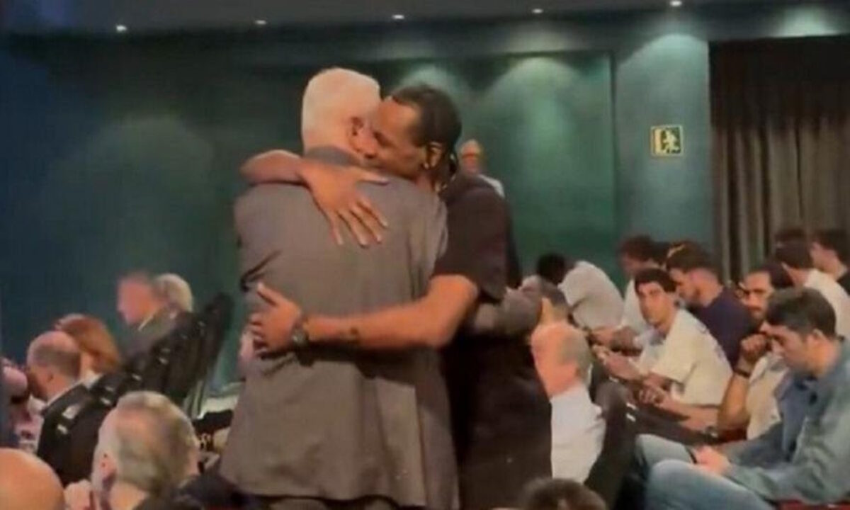 Η ζεστή αγκαλιά του Κέβιν Πάντερ με τον Ντράγκαν Σάκοτα στο gala του BCL