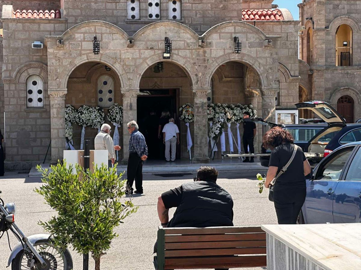 Ρόδος: Θλίψη στην κηδεία της 57χρονης μητέρας και της 26χρονης κόρης της που χάθηκαν στο τροχαίο