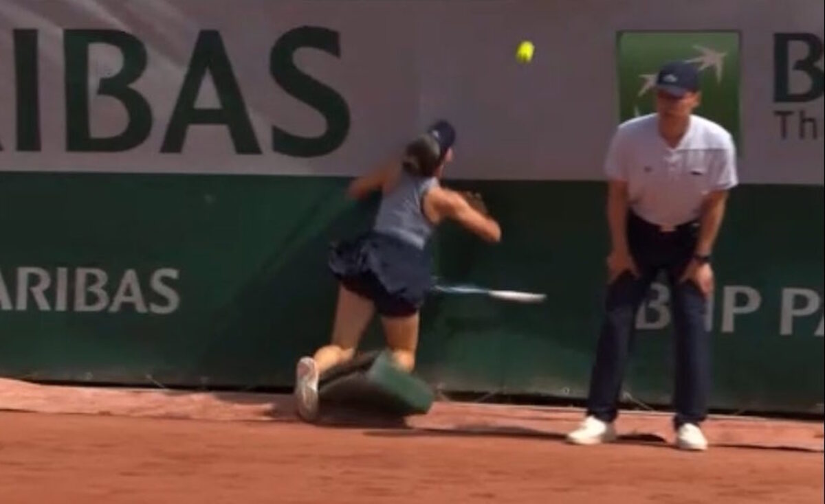 Roland Garros: Η Ζεϊνέπ Σονμέζ συγκρούστηκε με διαφημιστική πινακίδα, τραυματίστηκε και εγκατέλειψε τον αγώνα της
