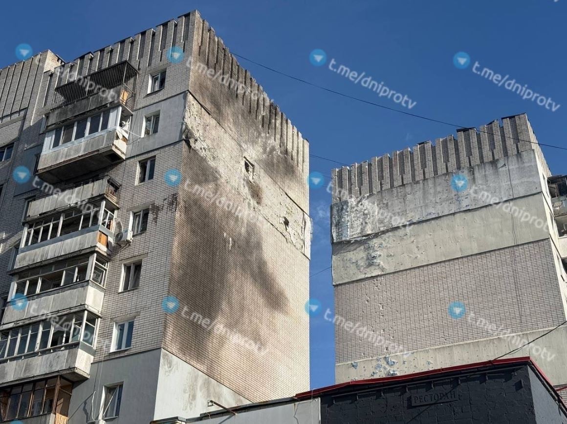 Φωτογραφία κτιρίου που υπέστη σοβαρές ζημιές μετά από ρωσική επίθεση στο Ντνίπρο