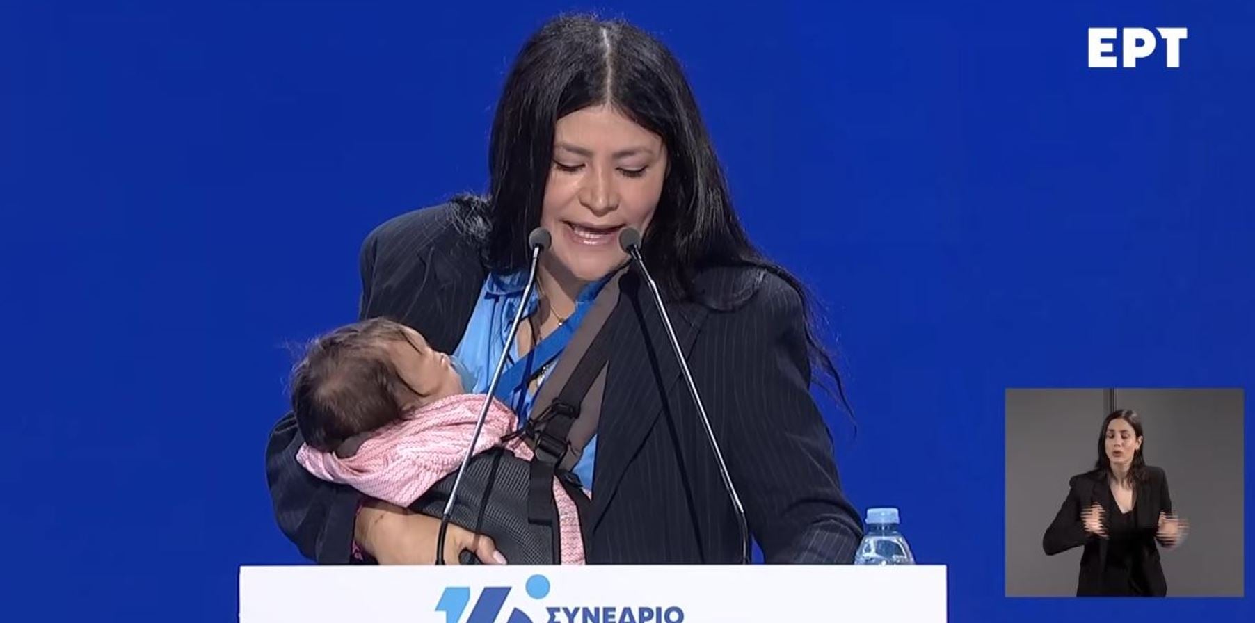 “Η σύνεδρος της ΝΔ που πήρε το λόγο με το μωρό της – Μήνυμα για το δημογραφικό”
