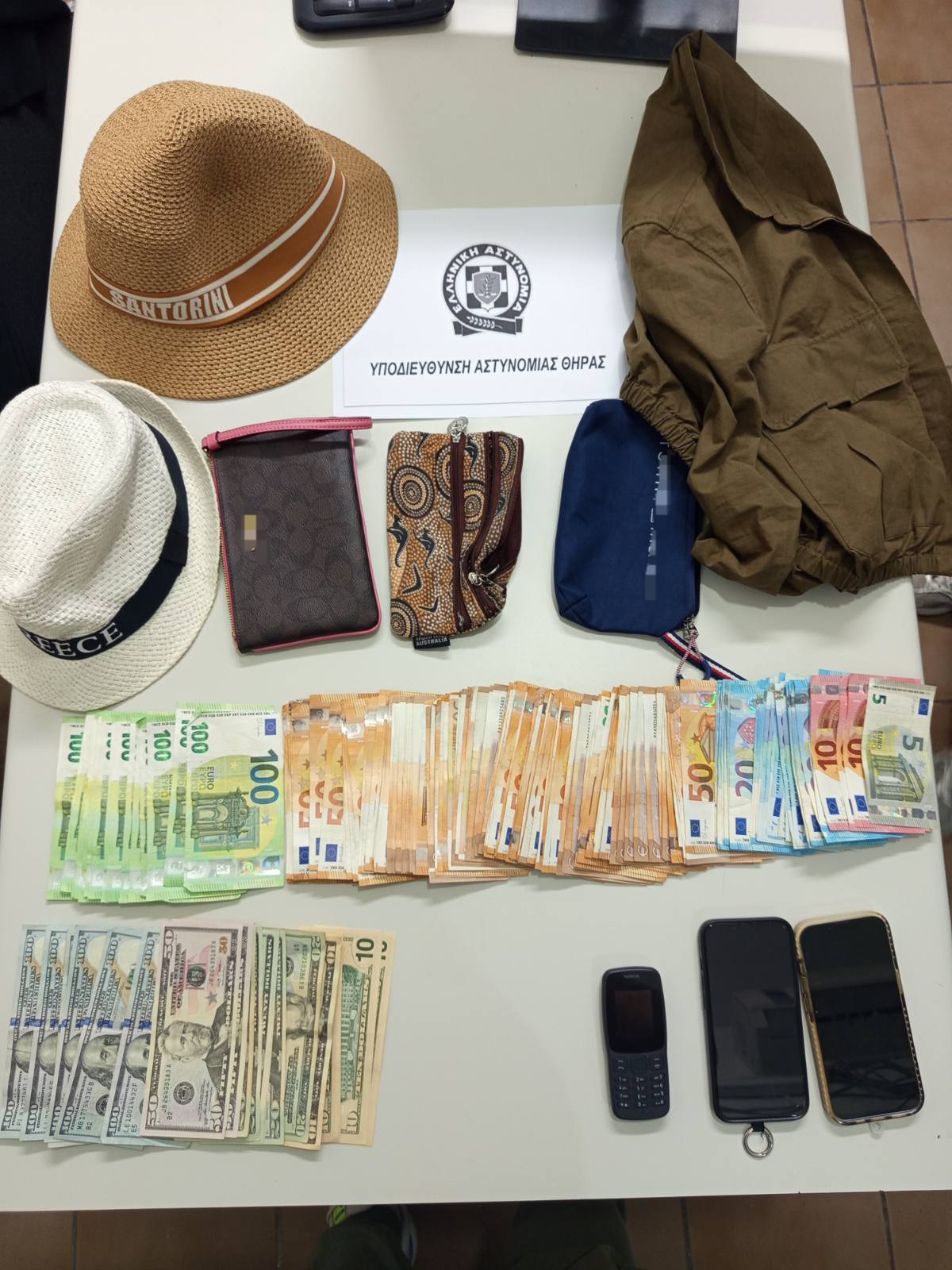 Σαντορίνη: Συνελήφθησαν 3 γυναίκες που άρπαζαν τσάντες και πορτοφόλια από τουρίστες με λεία περίπου 10.000 ευρώ 2 Τα αντικείμενα και χρήματα που έκλεψαν οι γυναίκες
