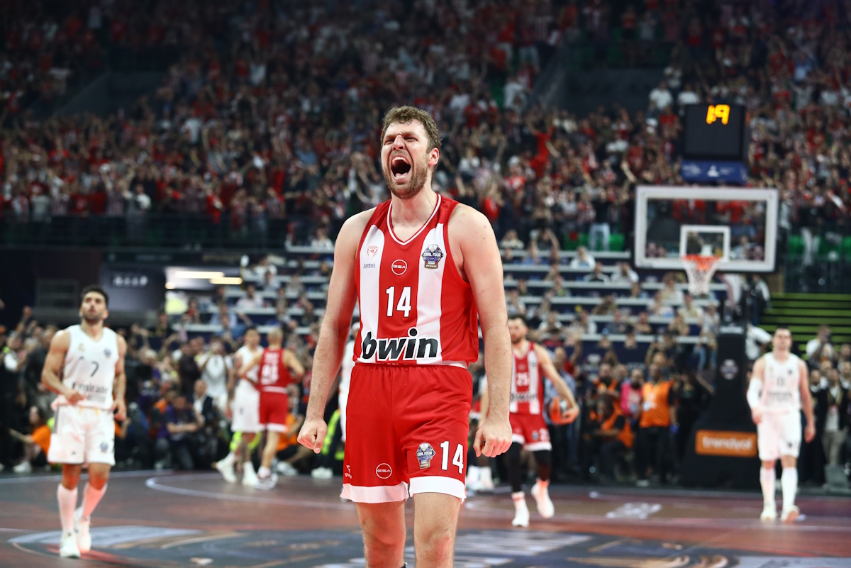 Βεζένκοφ για την κατάκτηση της Euroleague: «Αγωνιζόμασταν μέσα από τις πιο δύσκολες στιγμές για να φτάσουμε εδώ»