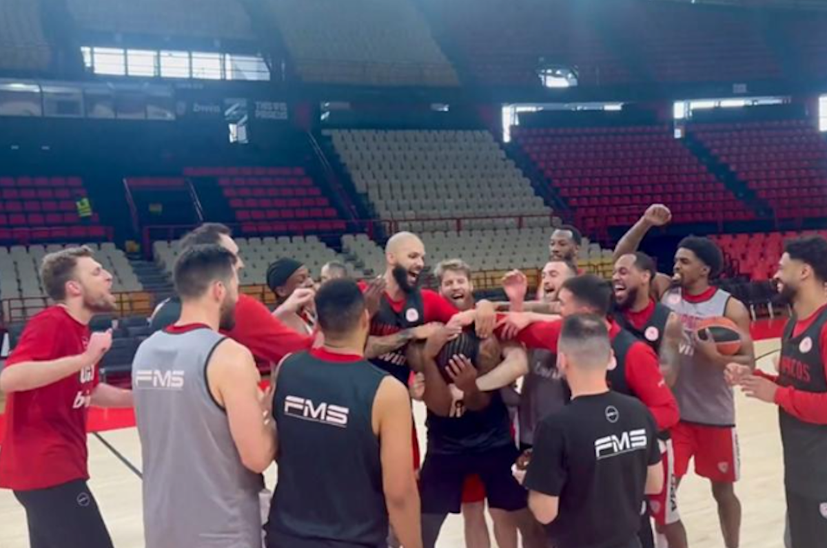 Ολυμπιακός: Έκπληξη με τούρτα και φατούρο στον Ταϊρίκ Τζόουνς για τα γενέθλιά του