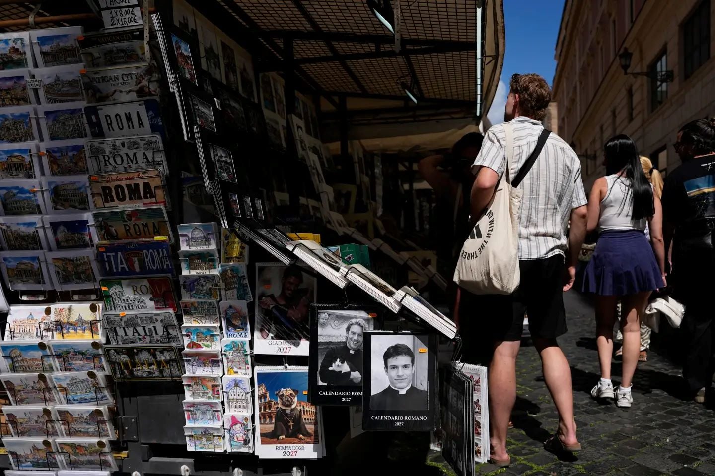 Ρώμη: Το «πρόσωπο» του γνωστού ημερολογίου με τους «γοητευτικούς παπάδες» παραδέχεται ότι δεν ήταν ποτέ ιερέας – «Ήταν μια φάρσα»