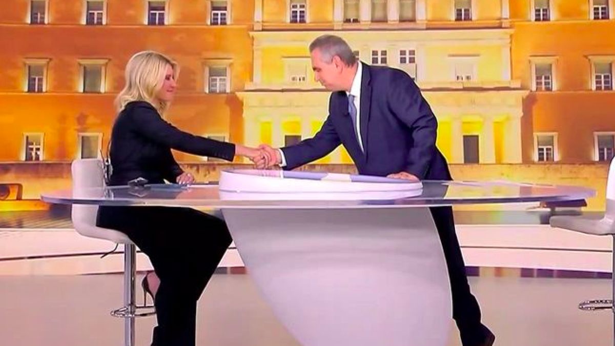 Ο Βασίλης Χιώτης αιφνιδίασε την Σία Κοσιώνη στην τελική εκπομπή του ΣΚΑΪ: Η υπόκλιση και η αντίδρασή της (Βίντεο)