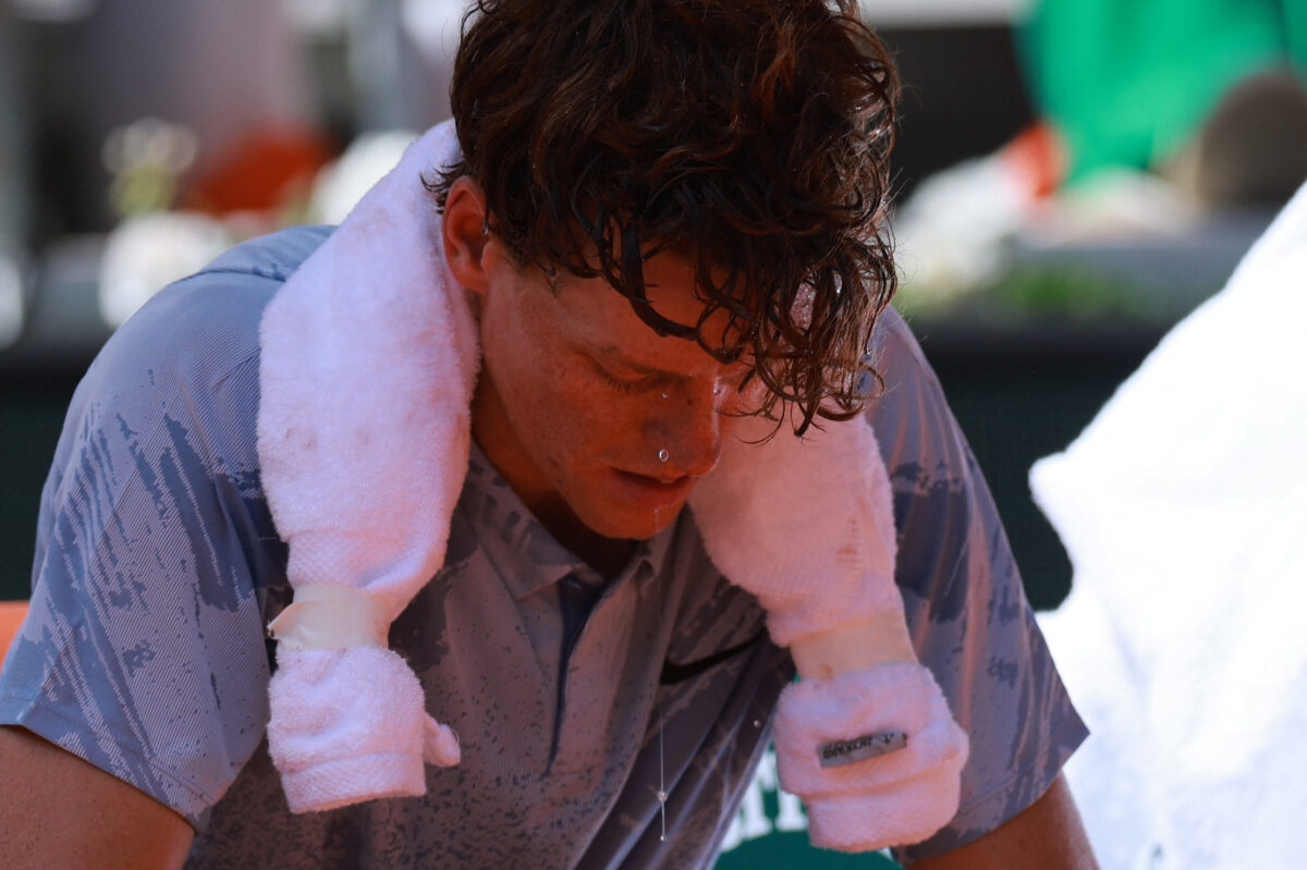 Ο Γιανίκ Σίνερ λύγισε από τη ζέστη στο Roland Garros: Το βίντεο με τον εμετό του