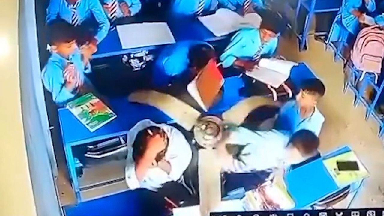 Σοκ σε σχολική αίθουσα στο Νεπάλ καθώς ανεμιστήρας οροφής πέφτει πάνω σε μαθητές