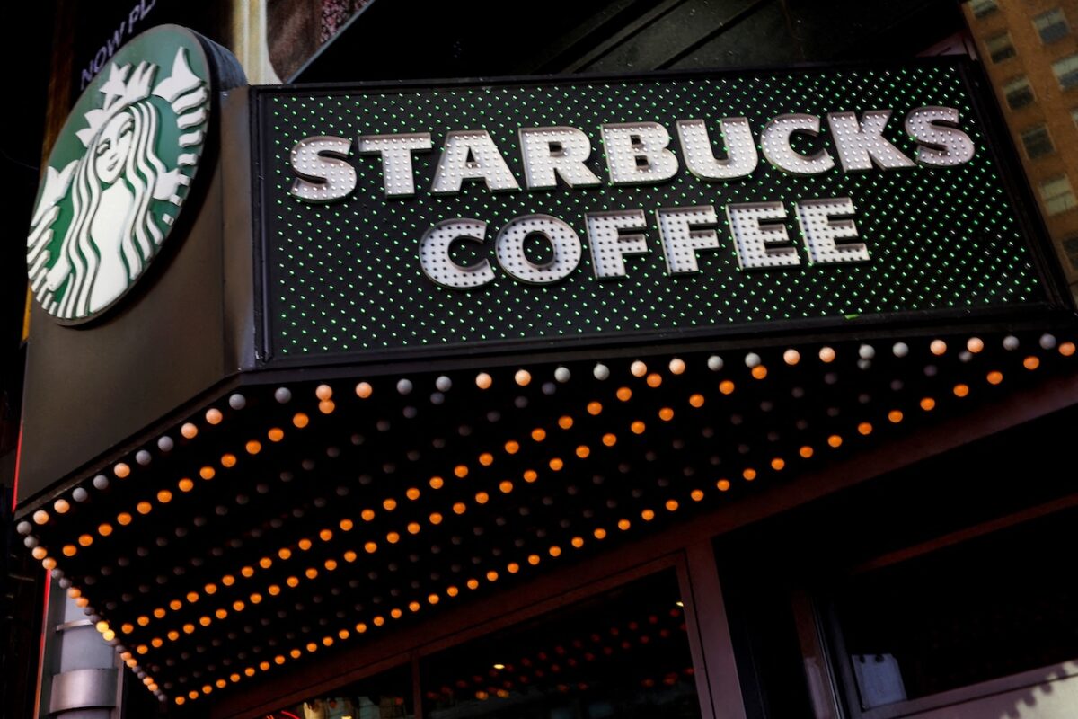 Starbucks: Απολύσεις στις ΗΠΑ και επανεκκίνηση στην Ελλάδα
