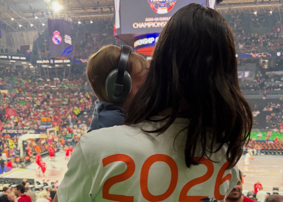Η Κατερίνα Στεφανίδη κρατά τον γιο της στο Final Four της Euroleague