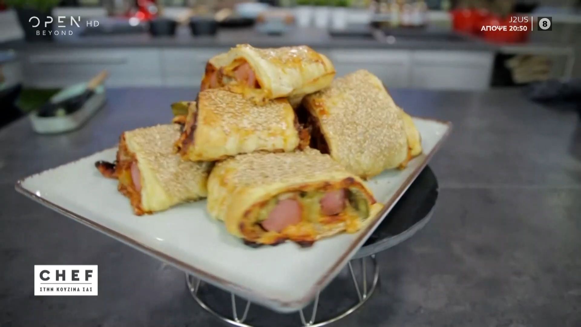 Συνταγή για λουκανικόπιτες με σάλτσα μπάρμπεκιου
