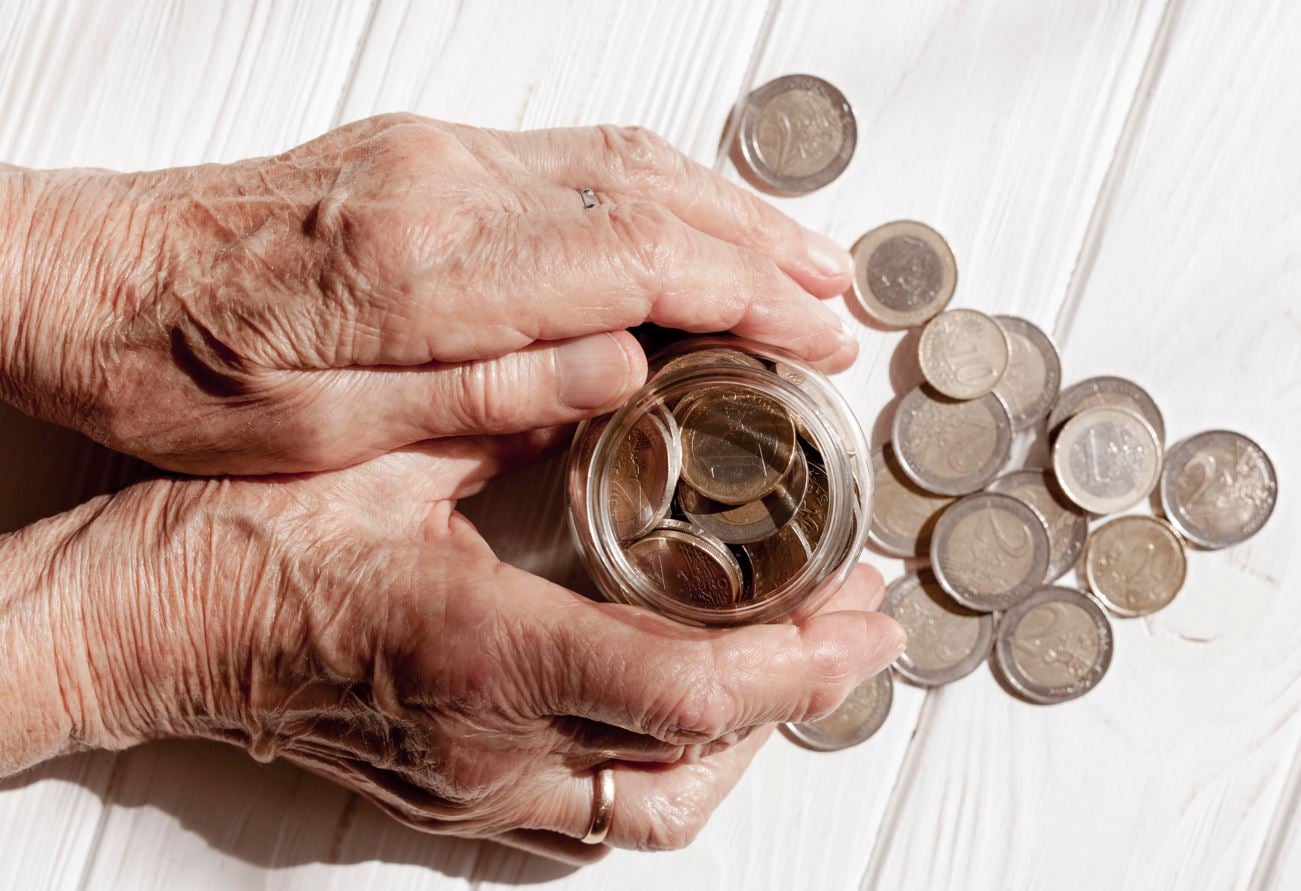 Επίδομα 300 ευρώ και για χήρες άνω των 60 ετών – Τι δήλωσε ο Πιερρακάκης