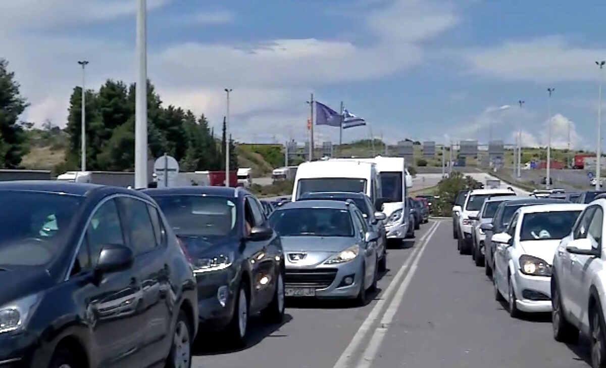 Ασφυξία στον Έβρο από τις ουρές των αυτοκινήτων μετά το νέο σύστημα ελέγχων – Αναμονή 10 ωρών στο Τελωνείο