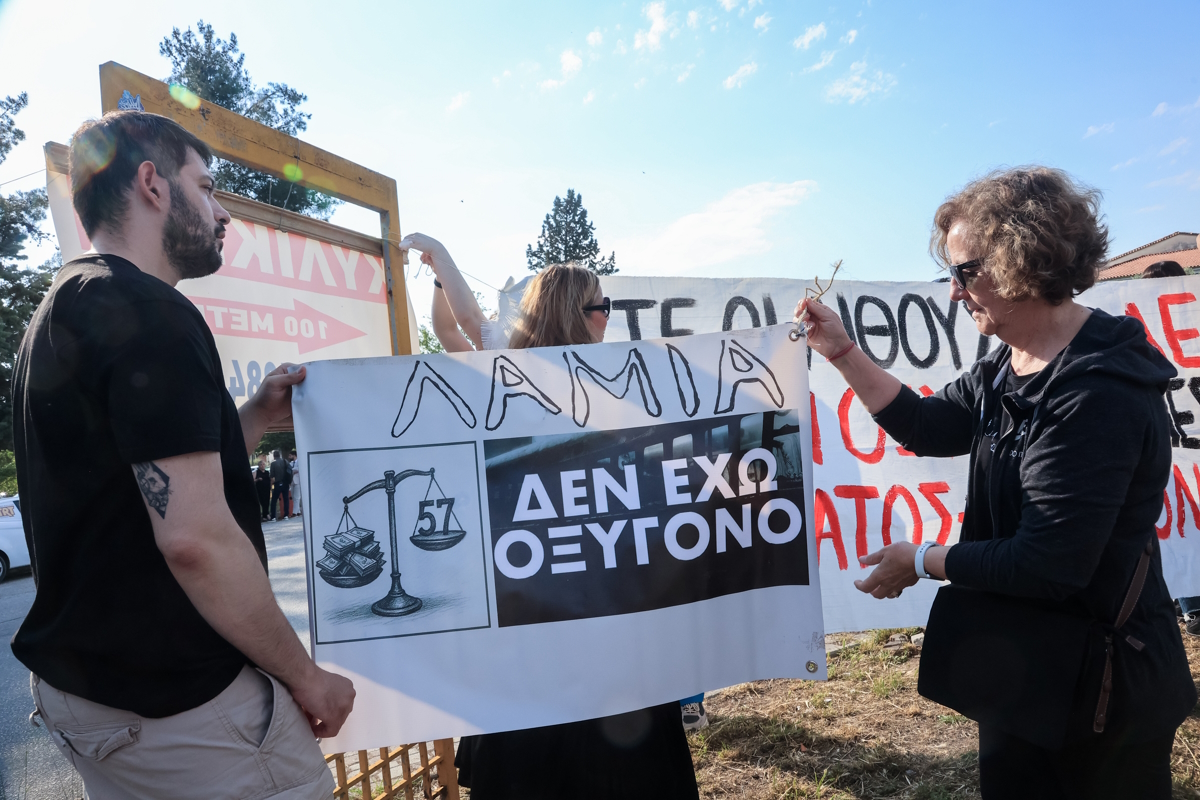 Τέμπη: Ξεκίνησε η δίκη – Παρόντες οι 6 από τους 36 κατηγορούμενους, στην αίθουσα και συγγενείς των θυμάτων