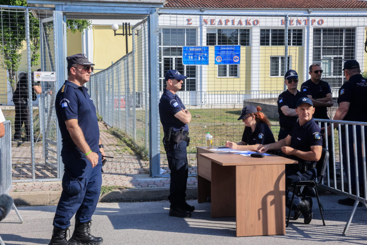 Τέμπη: Ξεκίνησε η δίκη – Παρόντες οι 6 από τους 36 κατηγορούμενους, στην αίθουσα και συγγενείς των θυμάτων 7 τέμπη