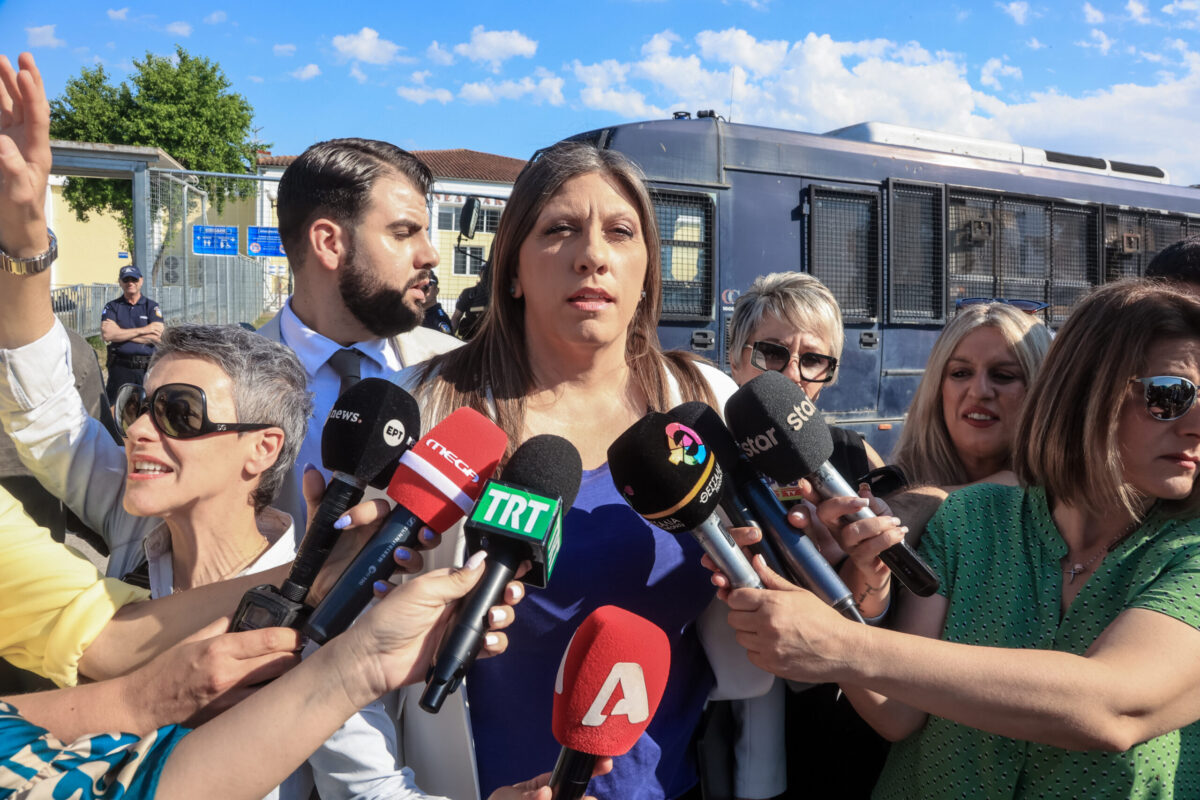 Τέμπη: Ξεκίνησε η δίκη – Παρόντες οι 6 από τους 36 κατηγορούμενους, στην αίθουσα και συγγενείς των θυμάτων 5 Κωνσταντοπούλου