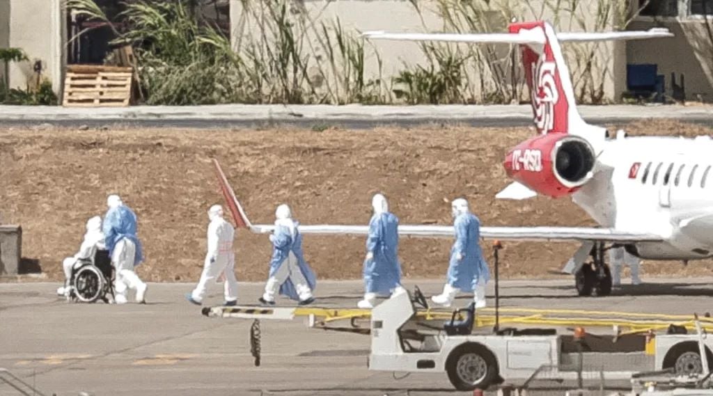 Τενερίφη: Κάτοικοι αντιδρούν στην άφιξη του «MV Hondius» και προειδοποιούν με αποκλεισμούς – Στην Ισπανία ο ηγέτης του ΠΟΥ