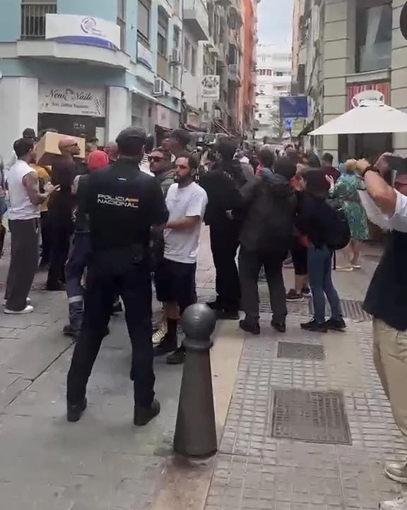 Τενερίφη: Κάτοικοι αντιδρούν στην άφιξη του «MV Hondius» και προειδοποιούν με αποκλεισμούς – Στην Ισπανία ο ηγέτης του ΠΟΥ