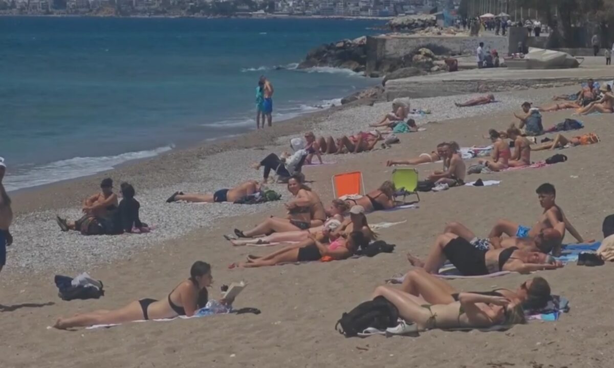 Αθηναίοι και τουρίστες κατέκλυσαν τις παραλίες – Οι νότιες ακτές γεμάτες με «σύμμαχο» τους 26 βαθμούς Κελσίου