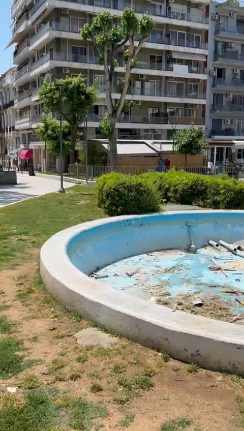 Θεσσαλονικη: Βανδαλισμός στο άγαλμα «Το αγόρι που σφυρίζει» στην πλατεία Ναυαρίνου