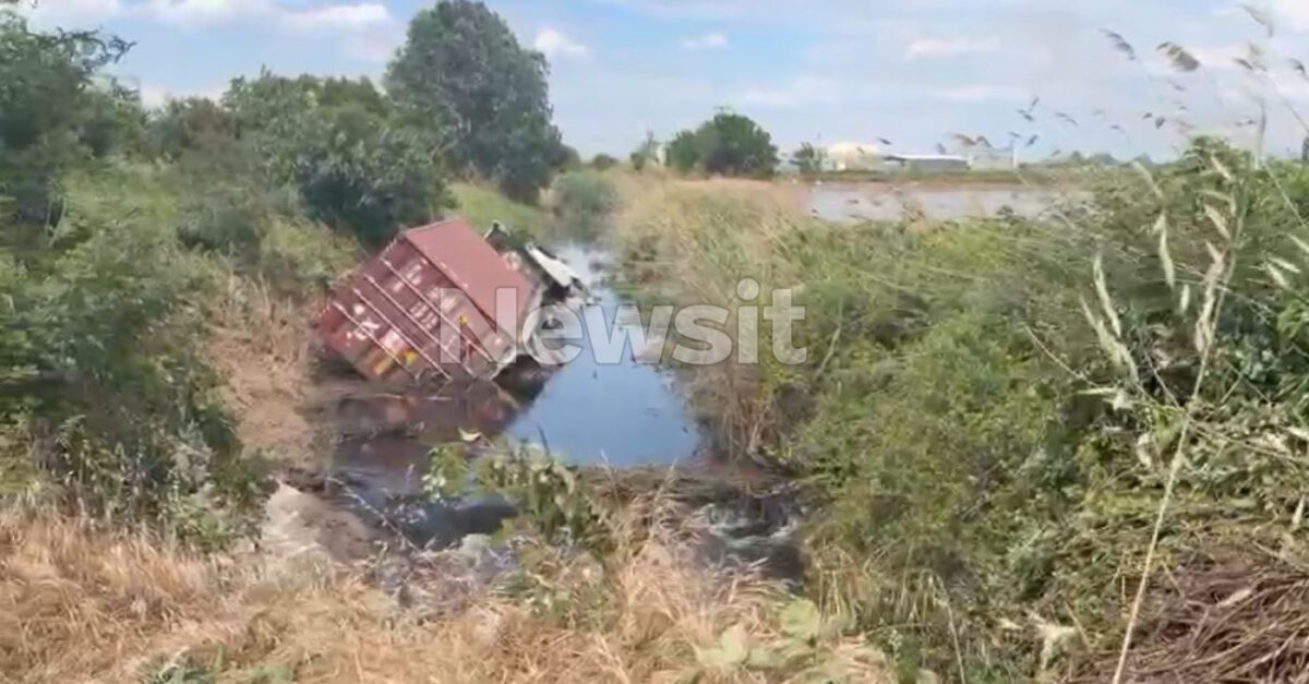 Θεσσαλονίκη: Φορτηγό κατέληξε σε κανάλι στη Χαλάστρα – Διασώθηκε ο οδηγός