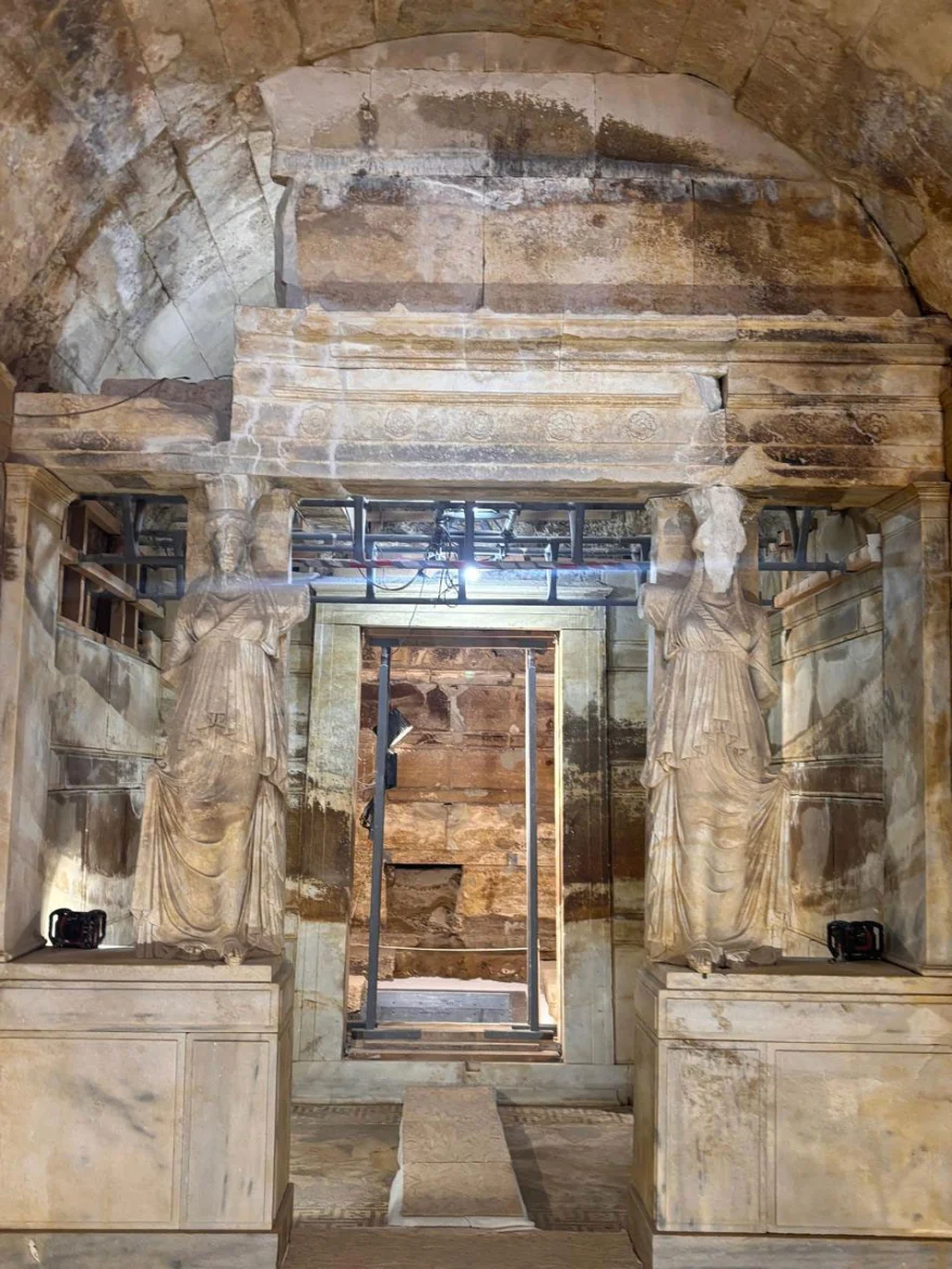 Αποκαλύφθηκε πλήρως για πρώτη φορά ο περίβολος του Τύμβου Καστά στην Αμφίπολη