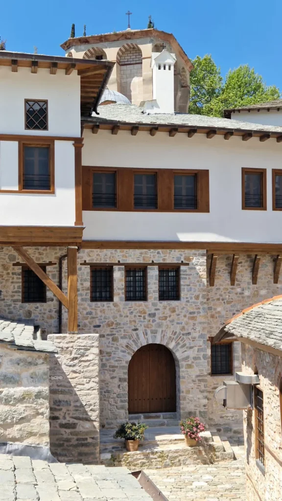 Αποκαλύφθηκε πλήρως για πρώτη φορά ο περίβολος του Τύμβου Καστά στην Αμφίπολη