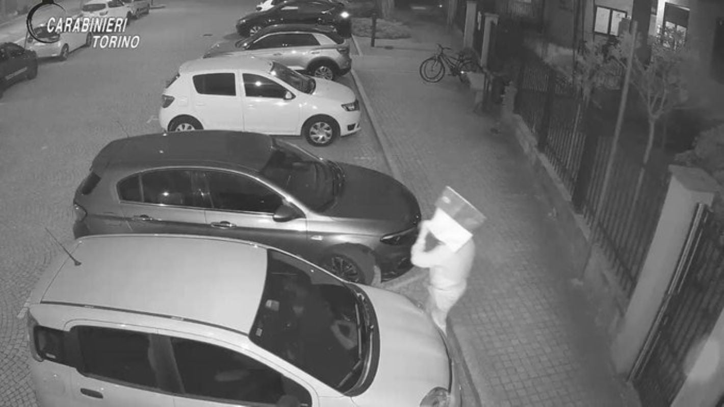 Φόρεσε σακούλα στο κεφάλι για να τρυπήσει τα λάστιχα της πρώην του, αλλά… «πιάστηκε» από γκάφα – Δείτε το βίντεο
