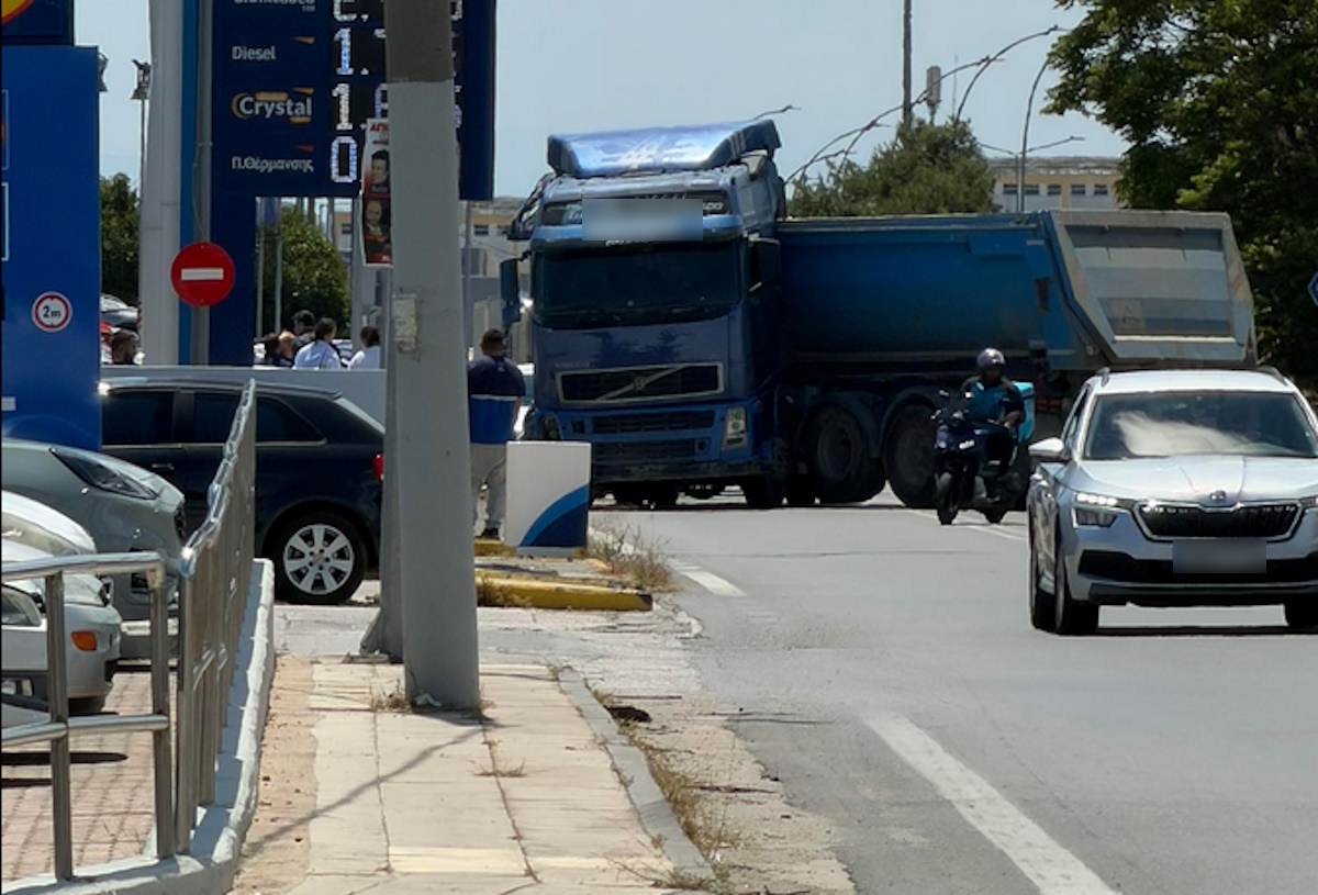 Άγιος Στέφανος: Θανατηφόρο τροχαίο με μοτοσικλετιστή – Νταλίκα «δίπλωσε» και τον παρέσυρε