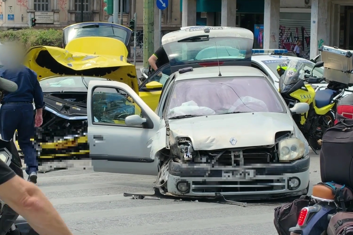 Σύγκρουση ταξί με αυτοκίνητο στη Λεωφόρο Αλεξάνδρας: Γυναίκα ελαφρά τραυματισμένη στο νοσοκομείο