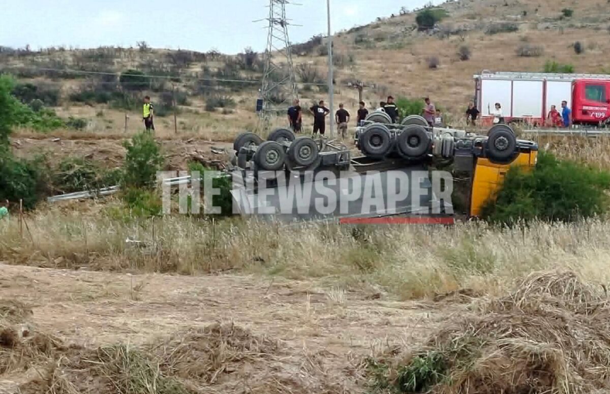 Φορτηγό ανατράπηκε στην εθνική οδό Βόλου – Λάρισας, διασώθηκε ο οδηγός
