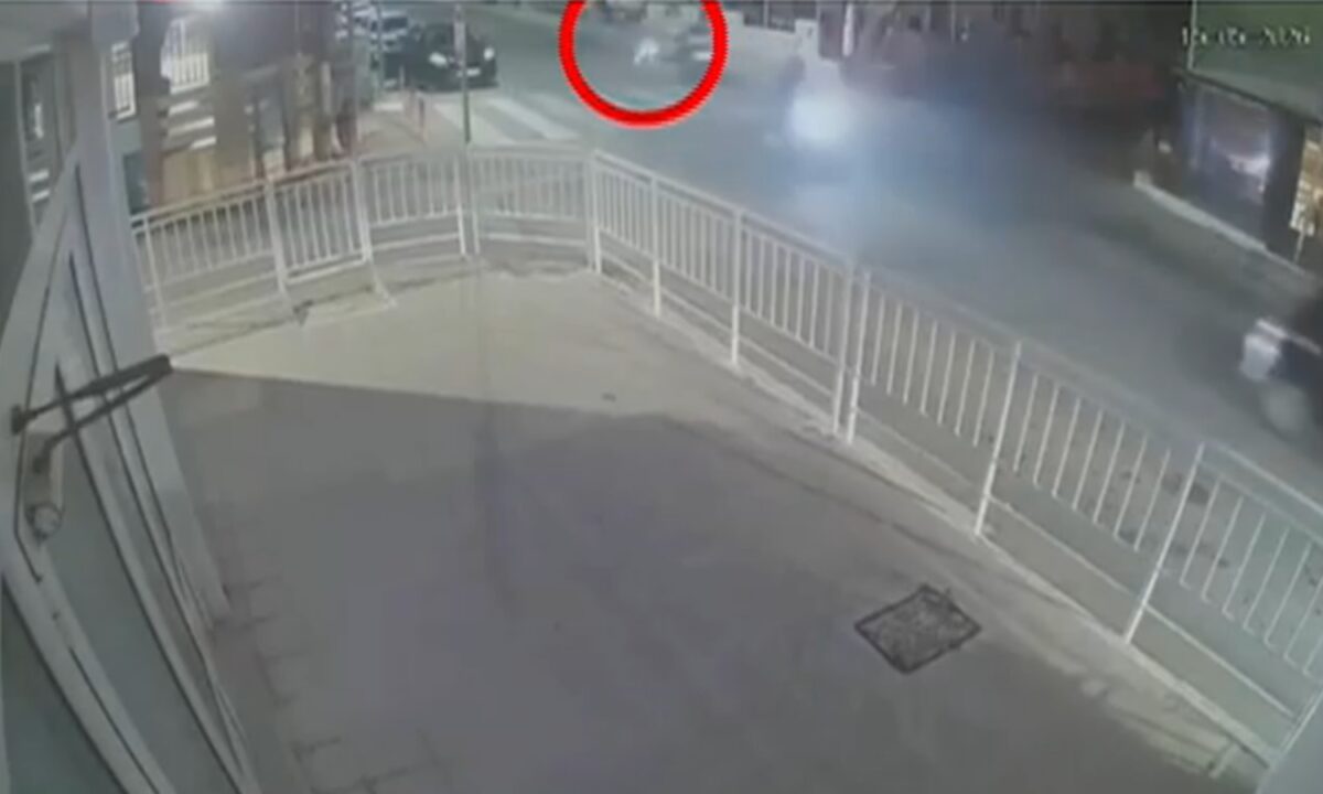 Ηράκλειο: Μηχανή παρέσυρε γυναίκα και την εκτόξευσε 20 μέτρα – Βίντεο σοκ από το συμβάν