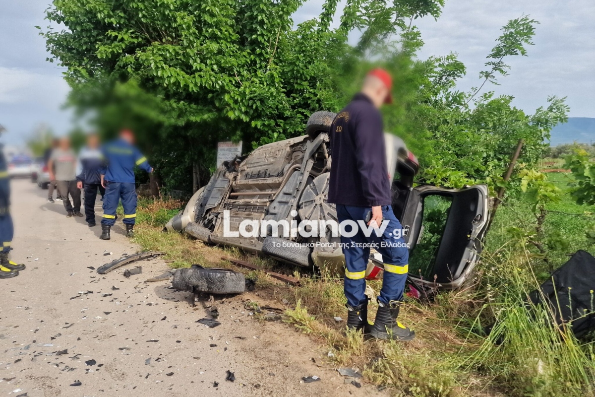 Λαμία: Βίαιη σύγκρουση δύο οχημάτων σε διασταύρωση – Εγκλωβίστηκε ο οδηγός του αναποδογυρισμένου αυτοκινήτου