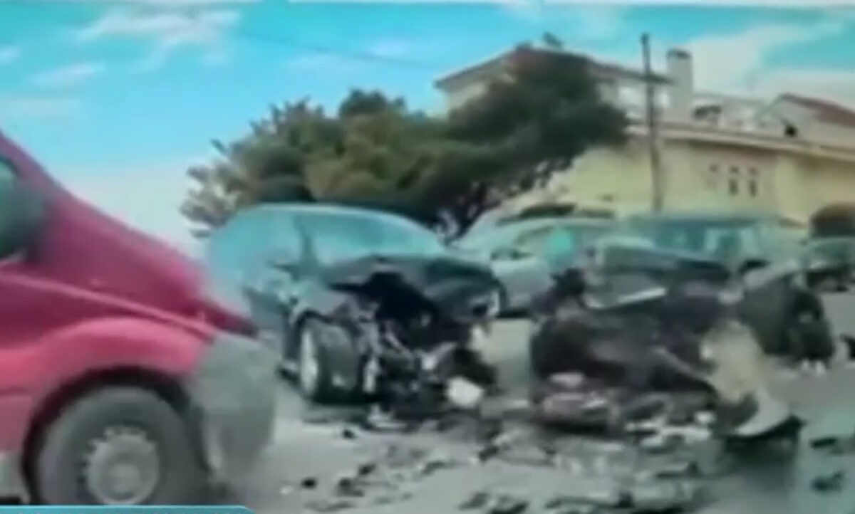 Εικόνες σοκ από το θανατηφόρο τροχαίο στην Αθηνών – Σουνίου: Άμορφη μάζα σιδερικών τα αυτοκίνητα