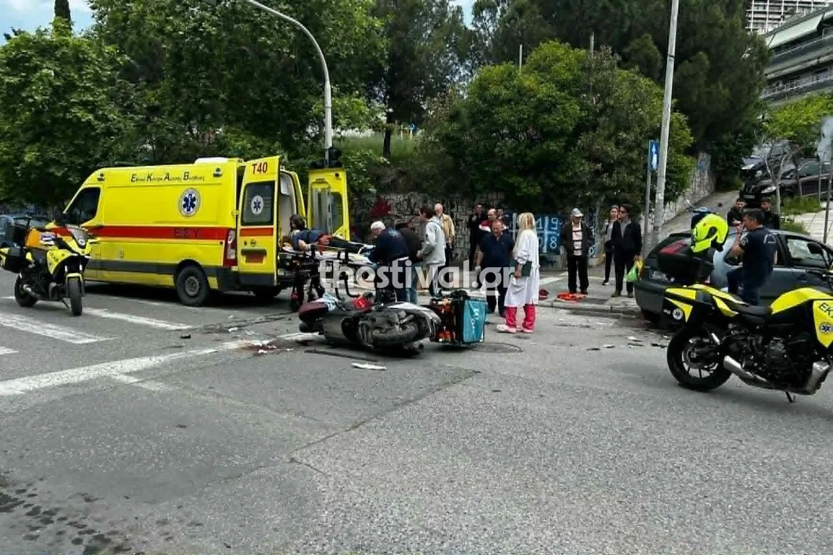 Σοβαρό τροχαίο στη Θεσσαλονίκη: Δύο μηχανές συγκρούονται με αυτοκίνητο, 2 τραυματίες σε κρίσιμη κατάσταση