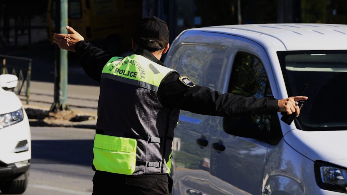 Παλαιό Φάληρο: Ατύχημα με μπετονιέρα που χτύπησε κολώνα – Κλειστή η κυκλοφορία στη Λεωφόρο Αμφιθέας