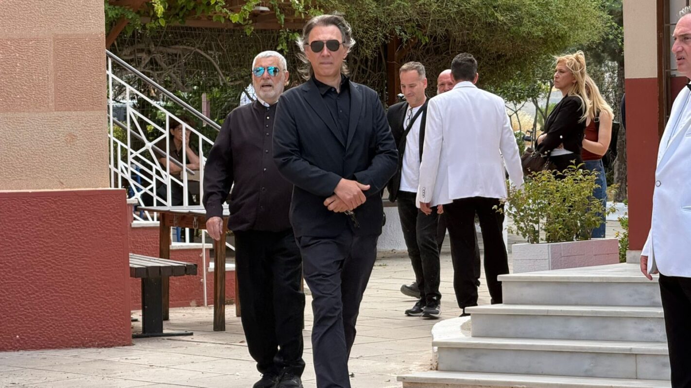 Μάκης Τσέλιος στη κηδεία μαστροκώστα