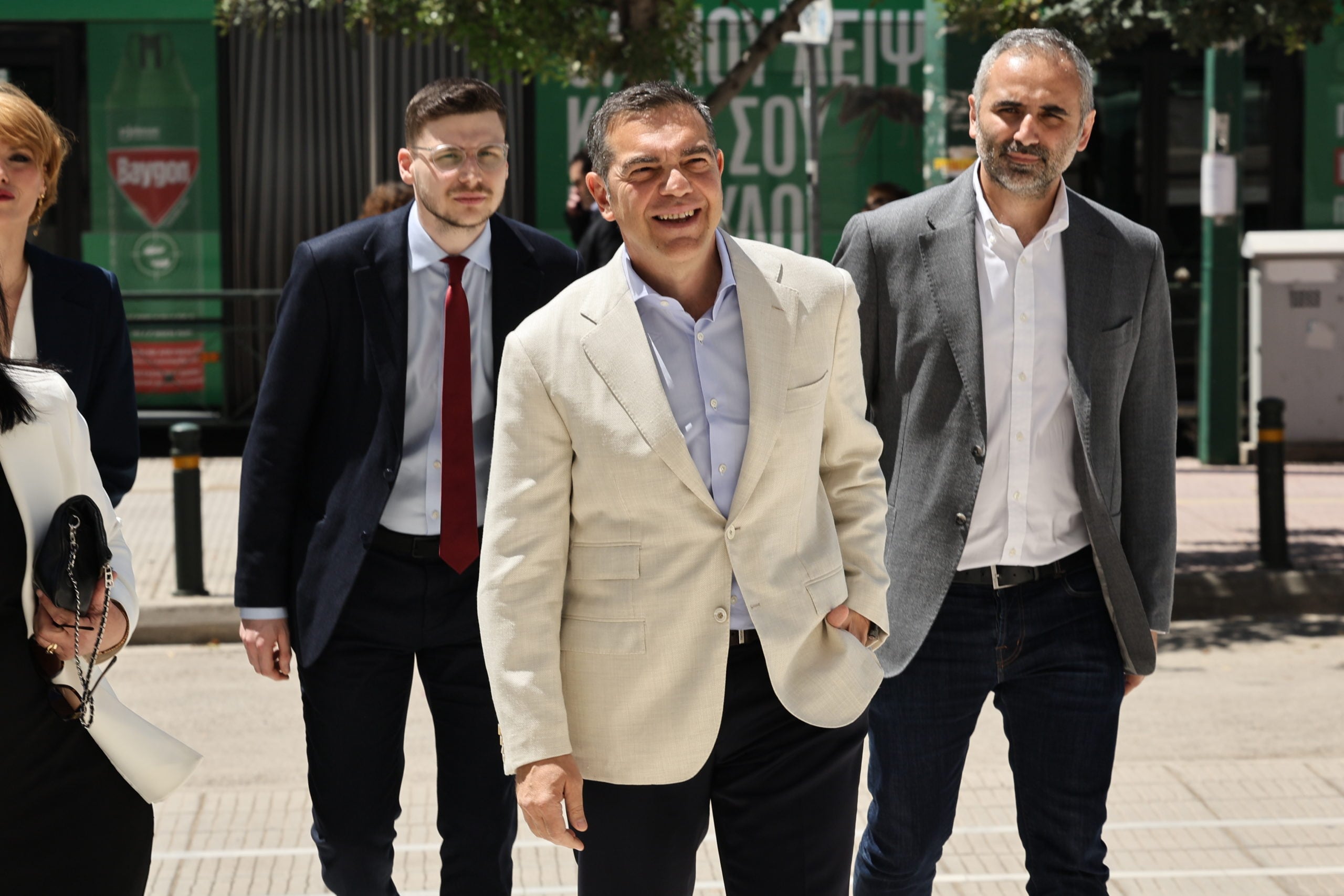 Τσίπρας: Δεκάδες χιλιάδες πολίτες έχουν ανταποκριθεί στο κάλεσμά μας για ευρεία συμπαράταξη – Σημαία μας είναι η Δημοκρατία και η Δικαιοσύνη 8 Τσίπρας: Δεκάδες χιλιάδες πολίτες έχουν ανταποκριθεί στο κάλεσμά μας για ευρεία συμπαράταξη – Σημαία μας είναι η Δημοκρατία και η Δικαιοσύνη