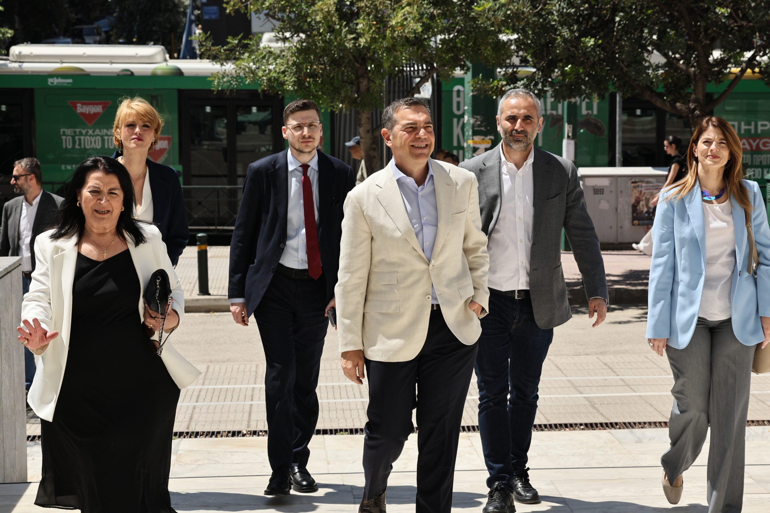 Τσίπρας: Δεκάδες χιλιάδες πολίτες έχουν ανταποκριθεί στο κάλεσμά μας για ευρεία συμπαράταξη – Σημαία μας είναι η Δημοκρατία και η Δικαιοσύνη 5 Αλέξης Τσίπρας