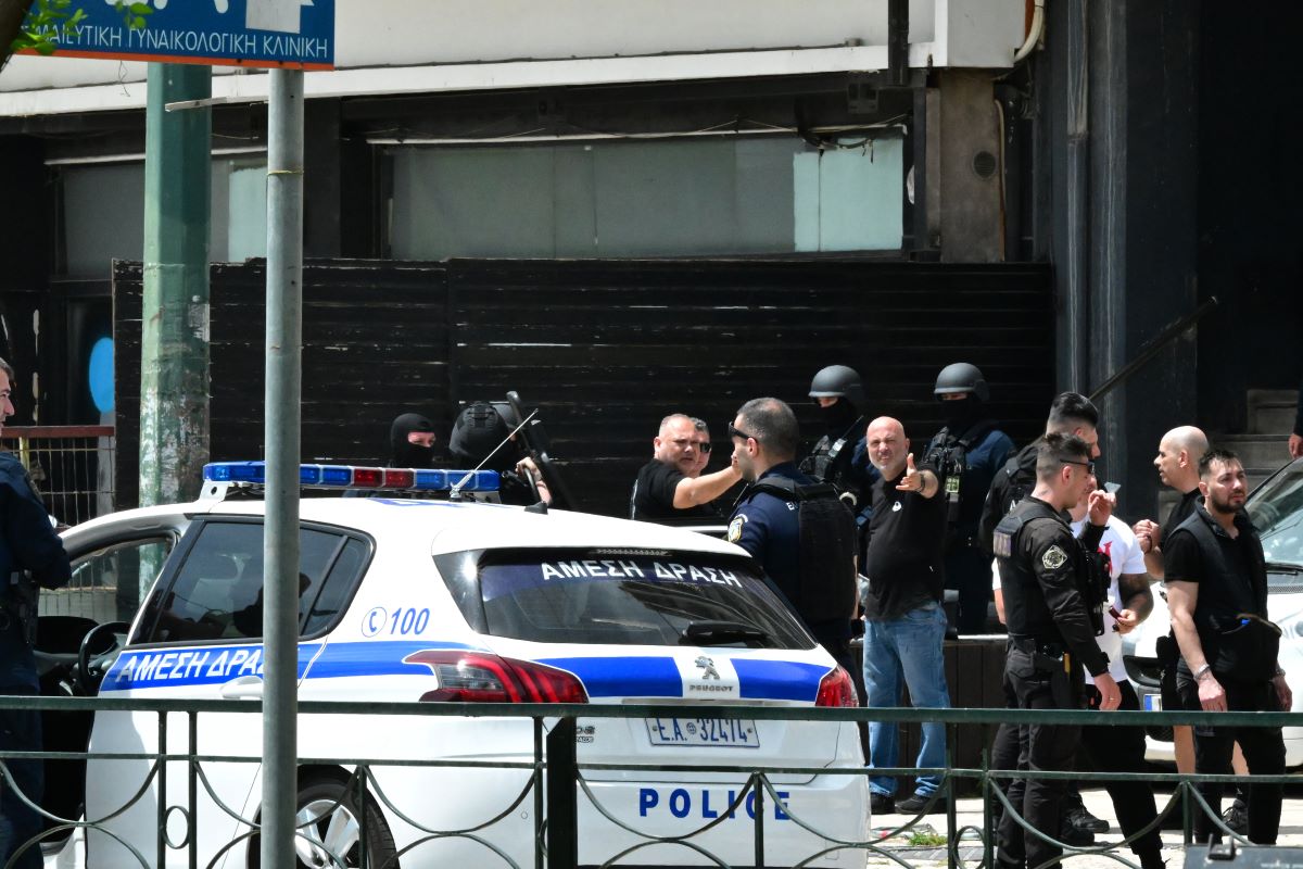 Τζιτζιφιές: Αποκαλυπτικό βίντεο – Η στιγμή που οι αστυνομικοί ακινητοποιούν τον δράστη και τον συλλαμβάνουν