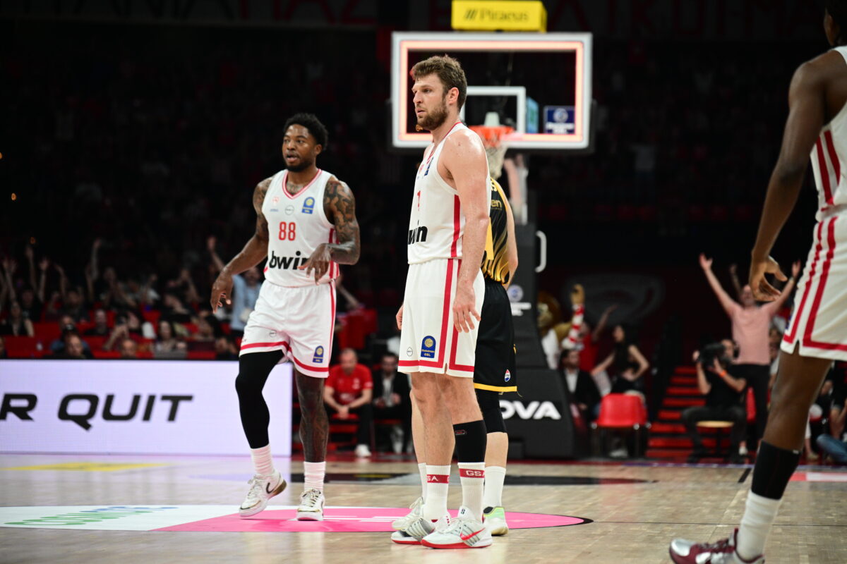 Ολυμπιακός – ΑΕΚ: Το εκπληκτικό τρίποντο buzzer beater του Βεζένκοφ από το κέντρο