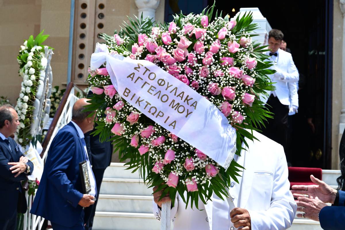 Κηδεία Μαστροκώστα: Συγκλονίζει το στεφάνι της κόρης της, Βικτώριας – Τι αναφέρει 2 Βικτώρια Δέλλα στεφάνι Μαστροκώστα
