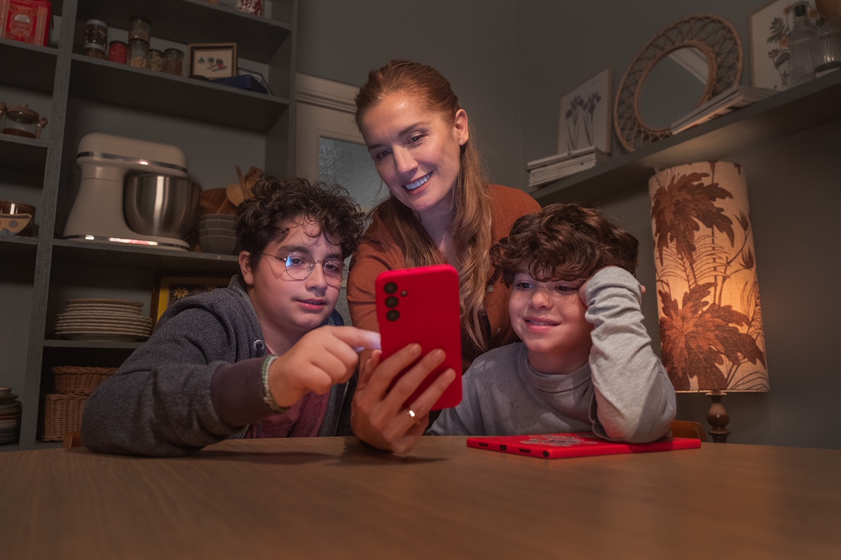 Connected Childhood: Γιατί οι νέοι δυσκολεύονται να απομακρυνθούν από το διαδίκτυο;