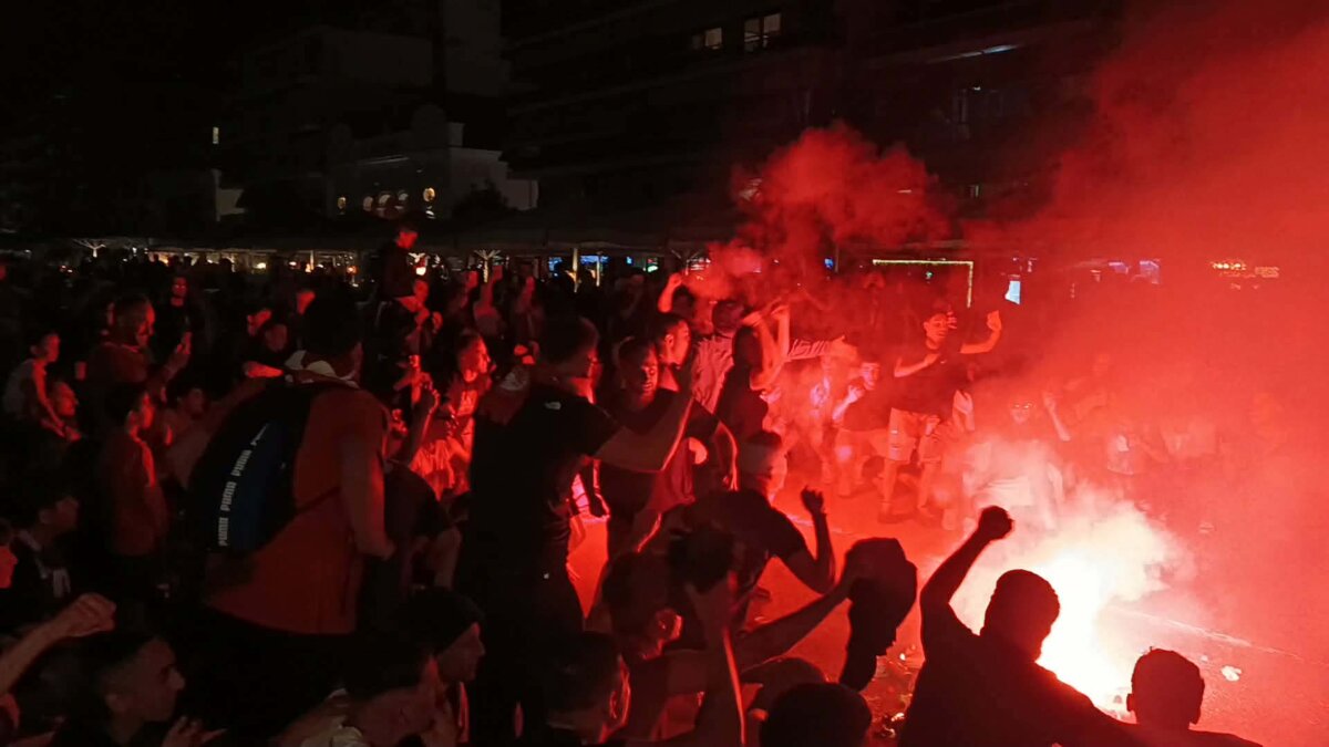 Ολυμπιακός: Πανηγυρικό ξεφάντωμα με συνθήματα, καπνογόνα και πυροτεχνήματα σε όλη την Ελλάδα για την κατάκτηση της Euroleague