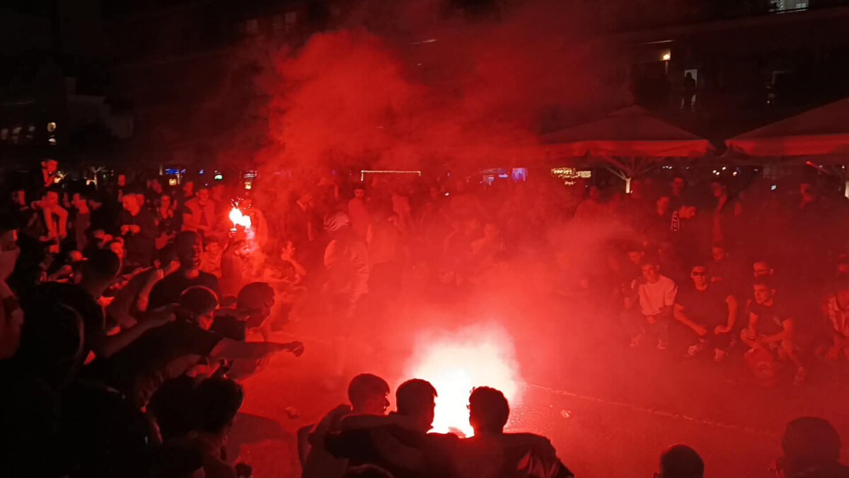Ολυμπιακός: Πανηγυρικό ξεφάντωμα με συνθήματα, καπνογόνα και πυροτεχνήματα σε όλη την Ελλάδα για την κατάκτηση της Euroleague