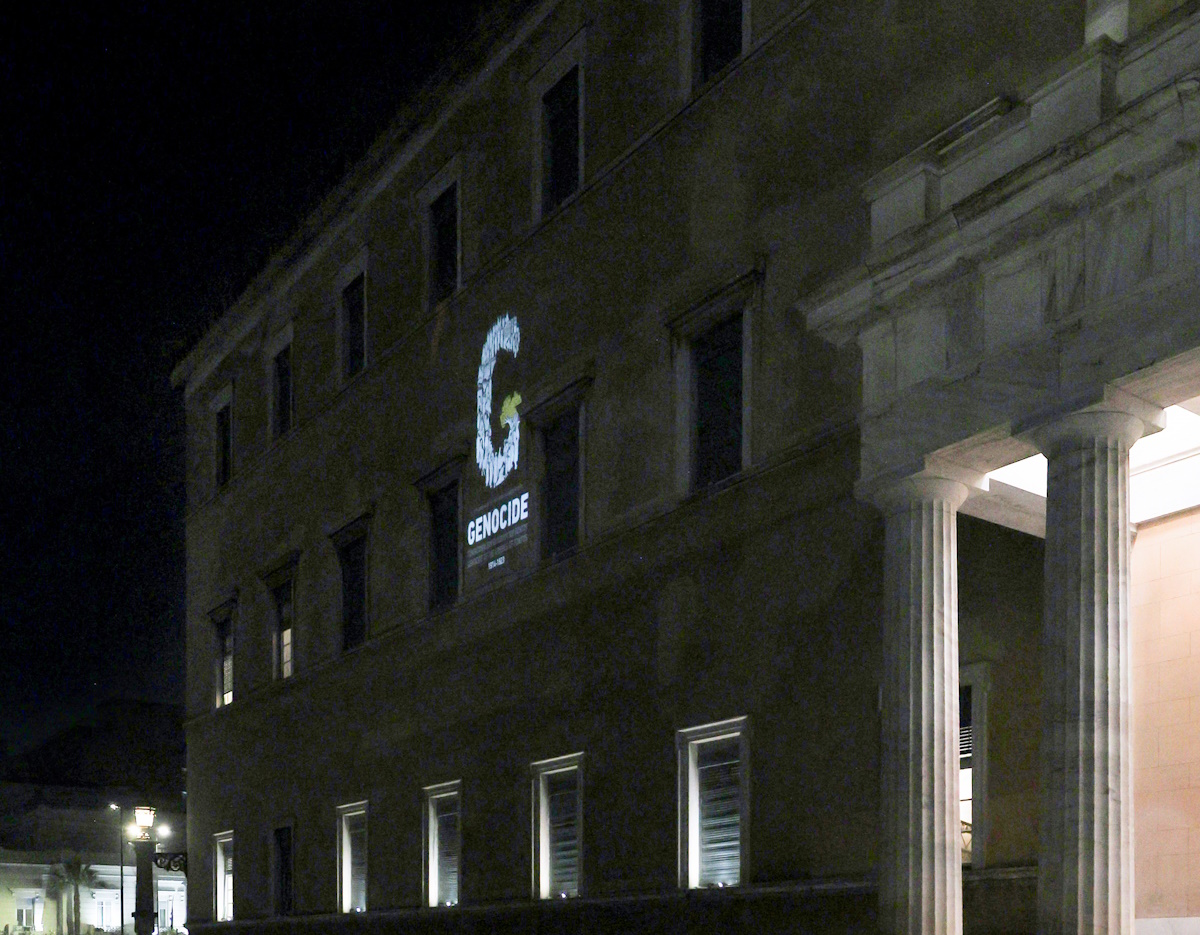 Η Βουλή φωτίστηκε για τη Γενοκτονία των Ποντίων Ελλήνων