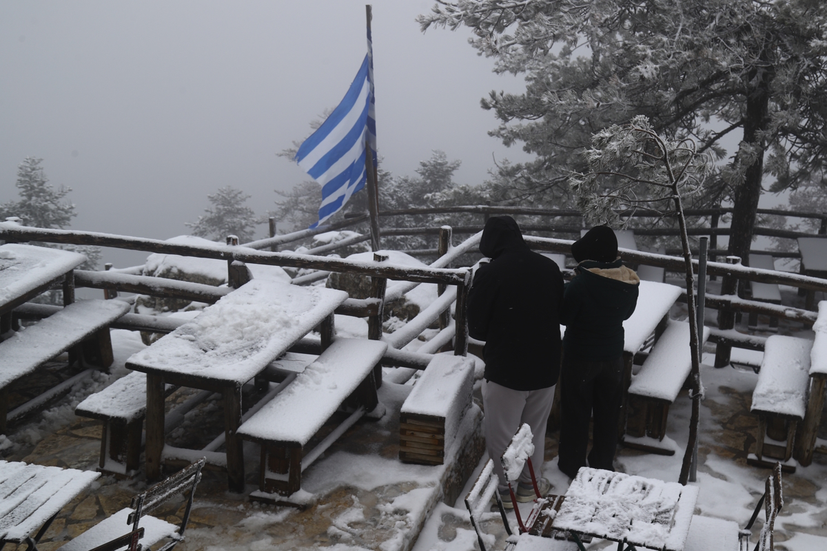 Καιρός: Χιονοπτώσεις στον Όλυμπο την Πρωτομαγιά – Καταιγίδες, ισχυροί άνεμοι και χαμηλές θερμοκρασίες πανελλαδικά