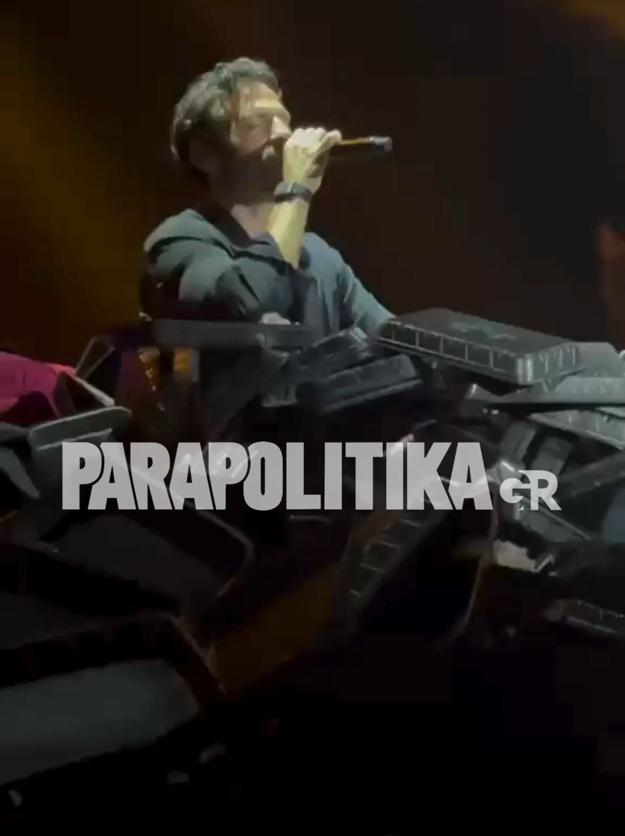 Βουνό από πανέρια λουλούδια στο φινάλε του Αργυρού και της  Βανδή στο κέντρο Αθηνών