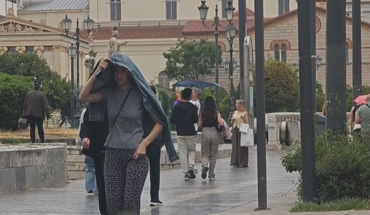 Βροχερός καιρός και αφρικανική σκόνη στην Αθήνα – «Ξέθαψαν» τις ομπρέλες κάτοικοι και τουρίστες